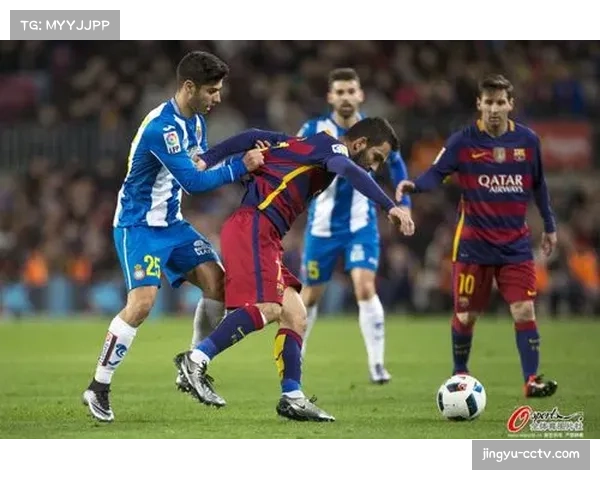 场边花絮:诺坎普球迷向客队门将抛出纸带,抗议对方“拖延时间”的防守策略 场边花絮:诺坎普球迷向客队门将抛出纸带,抗议对方“拖延时间”的防守策略